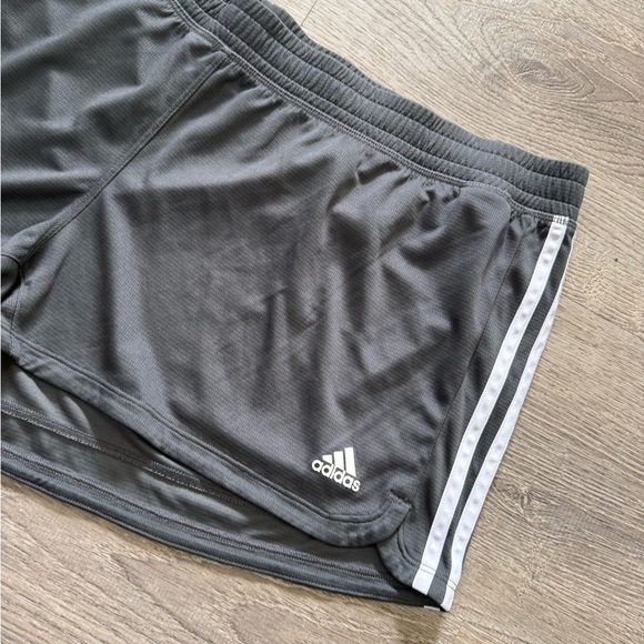 •ADIDAS• SHORTS - Picture 2 of 6